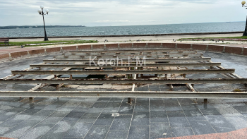Новости » Общество: Опасный фонтан на набережной Керчи никто не может закрыть