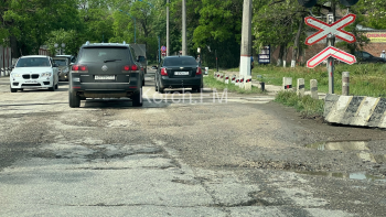 Новости » Общество: Водители Керчи просят провести ямочный ремонт около ж/д переезда на Кирова
