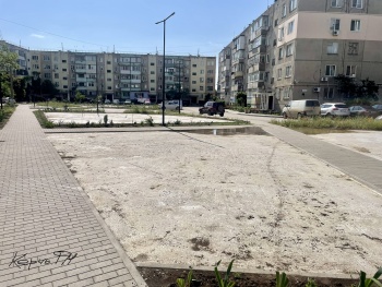 Новости » Коммуналка: Наши дети суровые, громко падают: благоустроенный двор из бетона по Ворошилова
