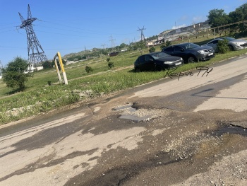 Новости » Общество: Вредим в тандеме: Крымгазсети прокопали новую дорогу-дублер, а водоканал подмывает ее