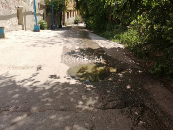 Новости » Коммуналка: На Театральной в Керчи произошел порыв канализации