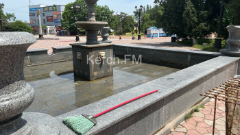 Новости » Общество: В центре Керчи чистят фонтан