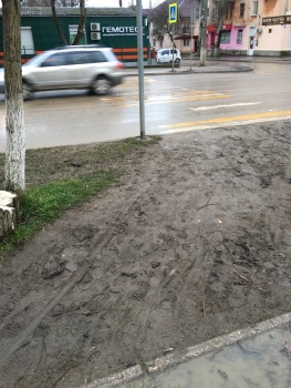 Новости » Общество: Грязь сплошная! Керчане просят администрацию сделать дорожку к пешеходному переходу