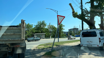 Новости » Общество: Керчане заметили «приунывший» дорожный знак