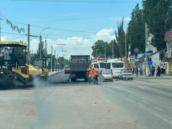 Новости » Общество: Свершилось: на Еременко начали асфальтировать дорогу