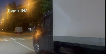 Новости » Криминал и ЧП: Два грузовика столкнулись на Казакова в Керчи