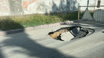 В том же месте: на Адмиралтейском проезде снова провалилась дорога