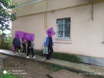 Новости » Общество: Жители первых этажей по Орджоникидзе,  60 и 62  в Керчи не могут ни спать, ни жить спокойно