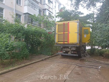 Новости » Общество: В Результате ночного урагана в Керчи поврежден электрокабель