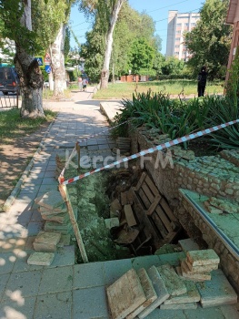 Новости » Общество: В Керчи провалился тротуар по дороге в детский сад