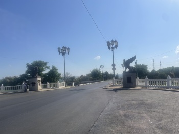 Новости » Общество: Долго ли выдержит дорога на мосту при въезде в Керчь?