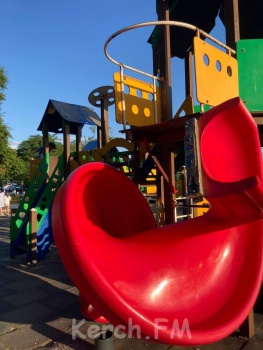 Новости » Общество: Дети едва не упали с поломанной горки в детском парке Керчи
