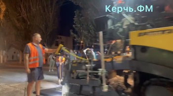 Новости » Общество: Чтобы не мешать: кольцо автовокзала в Керчи асфальтировали ночью