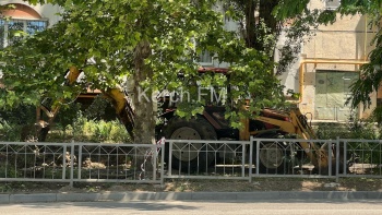 Новости » Общество: На Генерала Петрова в Керчи устраняют порыв водовода