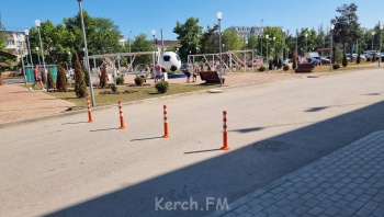 Новости » Общество: Перед входом в стадион в Керчи установили ограждения: сквозного проезда больше нет