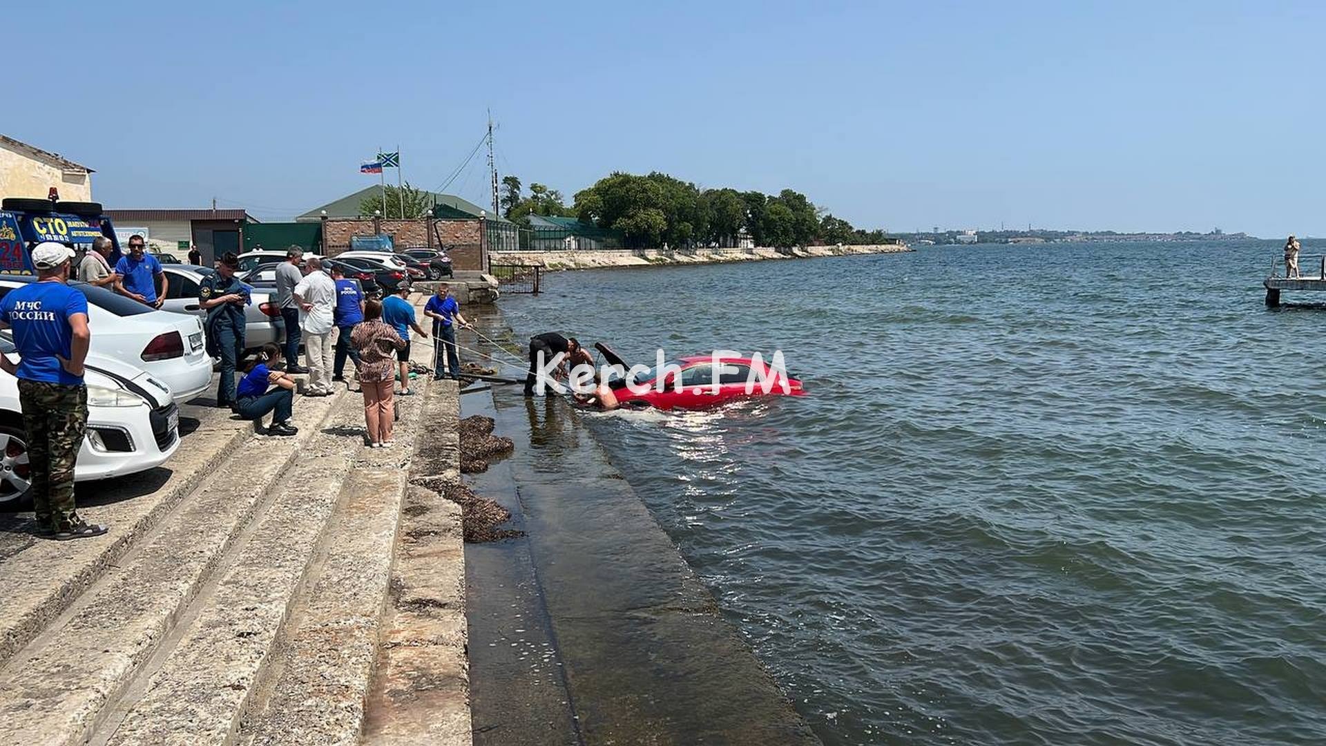 На парковке Генмола в Керчи машина упала в море » Керчь.ФМ