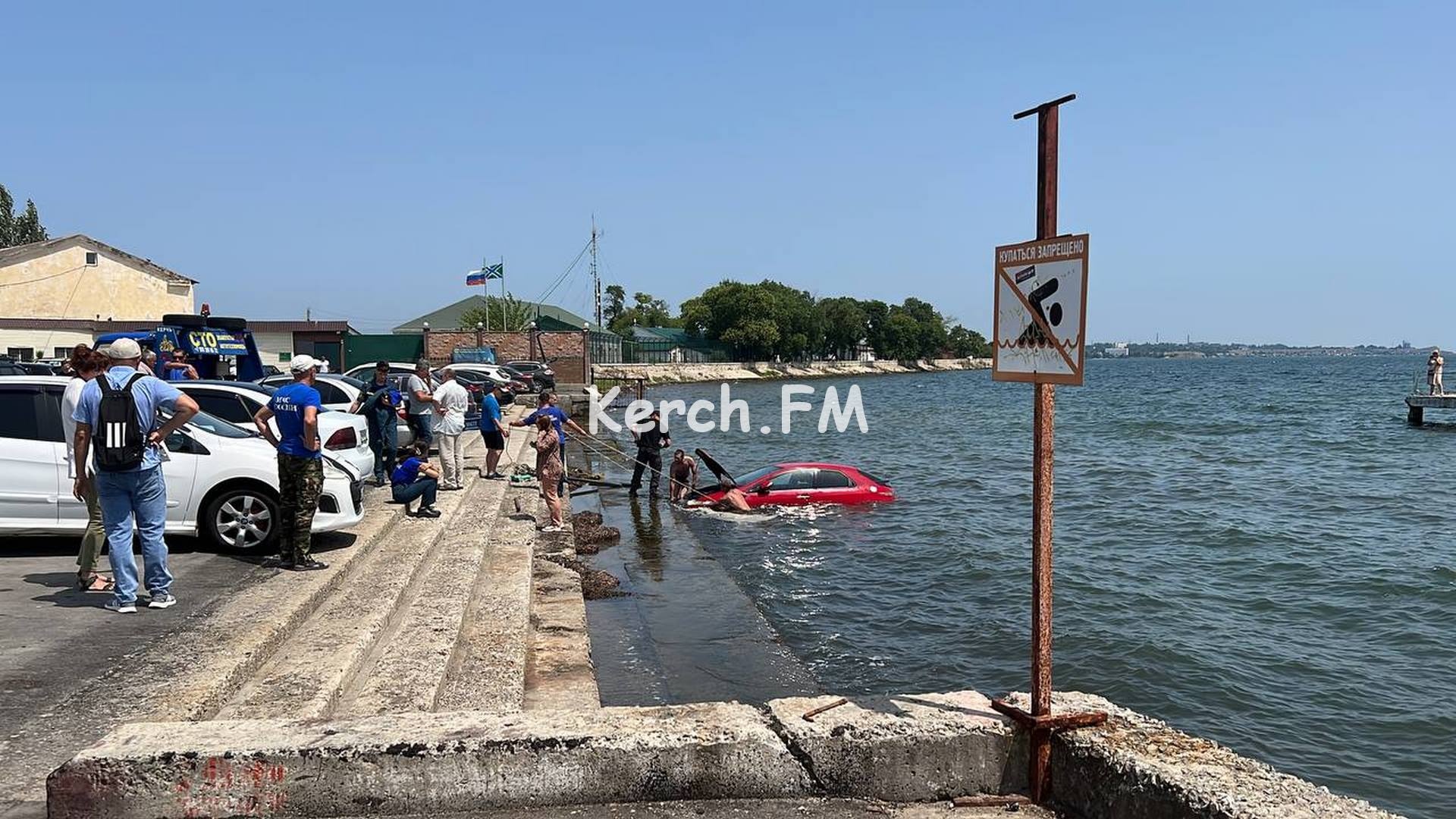 На парковке Генмола в Керчи машина упала в море » Керчь.ФМ