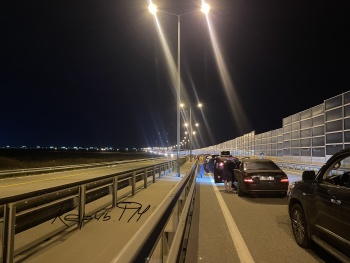 Новости » Общество: Обновлено: Пробка на Крымский мост со стороны Кубани сократилась