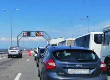 Минтранс: пробка на Крымском мосту к утру воскресенья составляет 6,5 километров