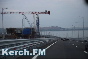Пробка перед Крымским мостом растет