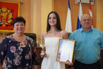 В Администрации Керчи поздравили выпускников-медалистов