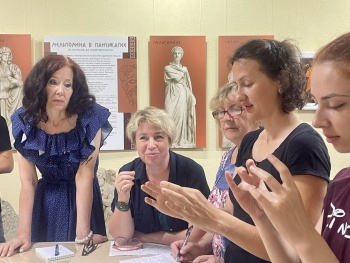 Реставраторы из Эрмитажа учат реставраторов спасать картины в галерее Керчи