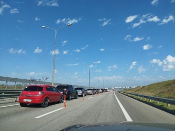 Новости » Общество: Очередь на Крымский мост со стороны Керчи около 100 машин, - очевидцы