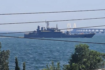 Новости » Общество: Десантные корабли вышли на Керченскую переправу для перевозки машин