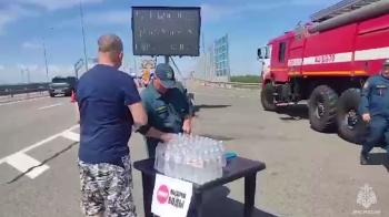 Более тысячи литров воды раздали водителям и пассажирам в пробке перед Крымским мостом