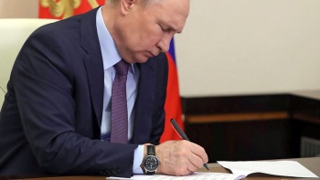 Путин подписал закон о продлении права медорганизаций в Крыму работать без лицензии