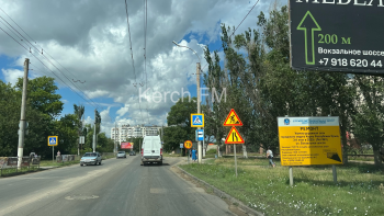 Новости » Общество: Дорожники явно ошиблись, установив знак «70» в Керчи
