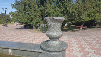 Новости » Общество: В сквере Мира на фонтане разбили один из вазонов