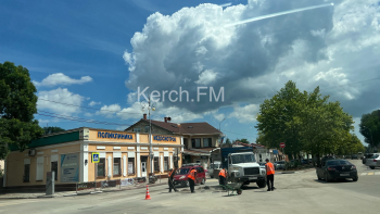 Новости » Общество: В Керчи осужденные убирали дорогу на Шлагбаумской площади