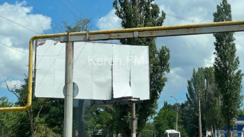 Новости » Общество: Керчане опасаются, что часть билборда упадет на проезжающие машины