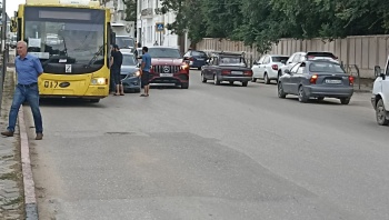 Новости » Криминал и ЧП: Из-за небольшой аварии на Музее в Керчи остановилось движение троллейбусов