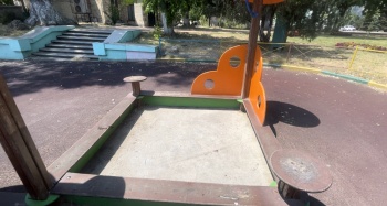 Новости » Общество: Аленка нынче не та: в детском сквере керченские малыши играют в бетонной песочнице