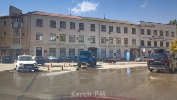 Новости » Коммуналка: Водоканал в Керчи ремонтирует причину ночного потопа