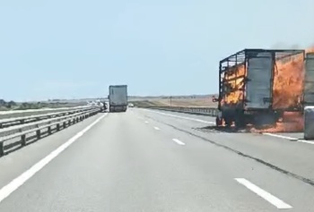 На Тавриде перед Крымским мостом загорелся грузовик и произошло ДТП