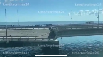 Видео поврежденной части Крымского моста снятое с поезда