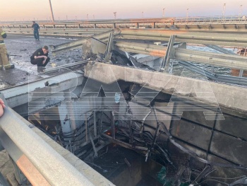 Крымский мост поврежден из-за атаки надводных беспилотников