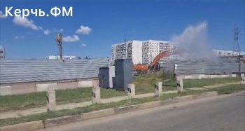 Трубу порвало:  на месте строительства развязки по Буденного в Керчи бьет фонтан