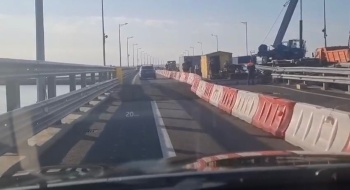 Машины едут по Крымскому мосту: очередей на подъездах к мосту с обеих сторон нет