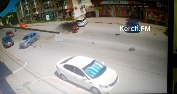 Новости » Криминал и ЧП: Момент вчерашней аварии на Свердлова в Керчи