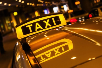 Новости » Криминал и ЧП: Пьяная пассажирка украла сумку с деньгами у водителя такси в Крыму