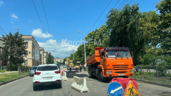 Новости » Общество: На Свердлова часть дороги асфальтируют