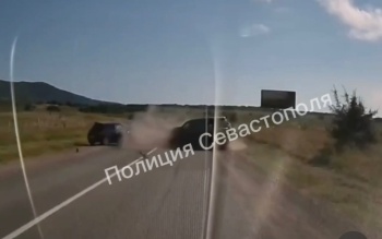 Новости » Криминал и ЧП: В Крыму в ДТП столкнулись три автомобиля, пострадали четыре человека (момент аварии)