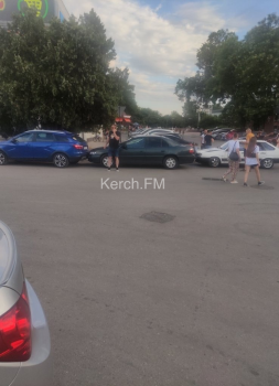Новости » Криминал и ЧП: На парковке в центре Керчи произошла авария
