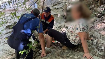 Новости » Общество: В Большом каньоне Крыма спасли пострадавшую женщину