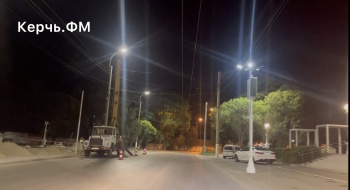 Новости » Общество: На Адмиралтейском проезде в Керчи  устанавливают третий светофор