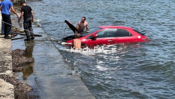 Новости » Криминал и ЧП: На парковке Генмола в Керчи машина упала в море
